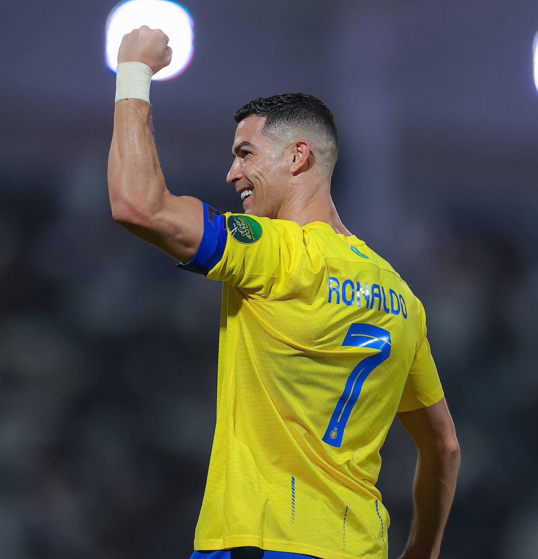 网球到底是黄色还是绿色的？ 你们觉得呢？（网球究竟是黄色还是绿色？你怎么看？）