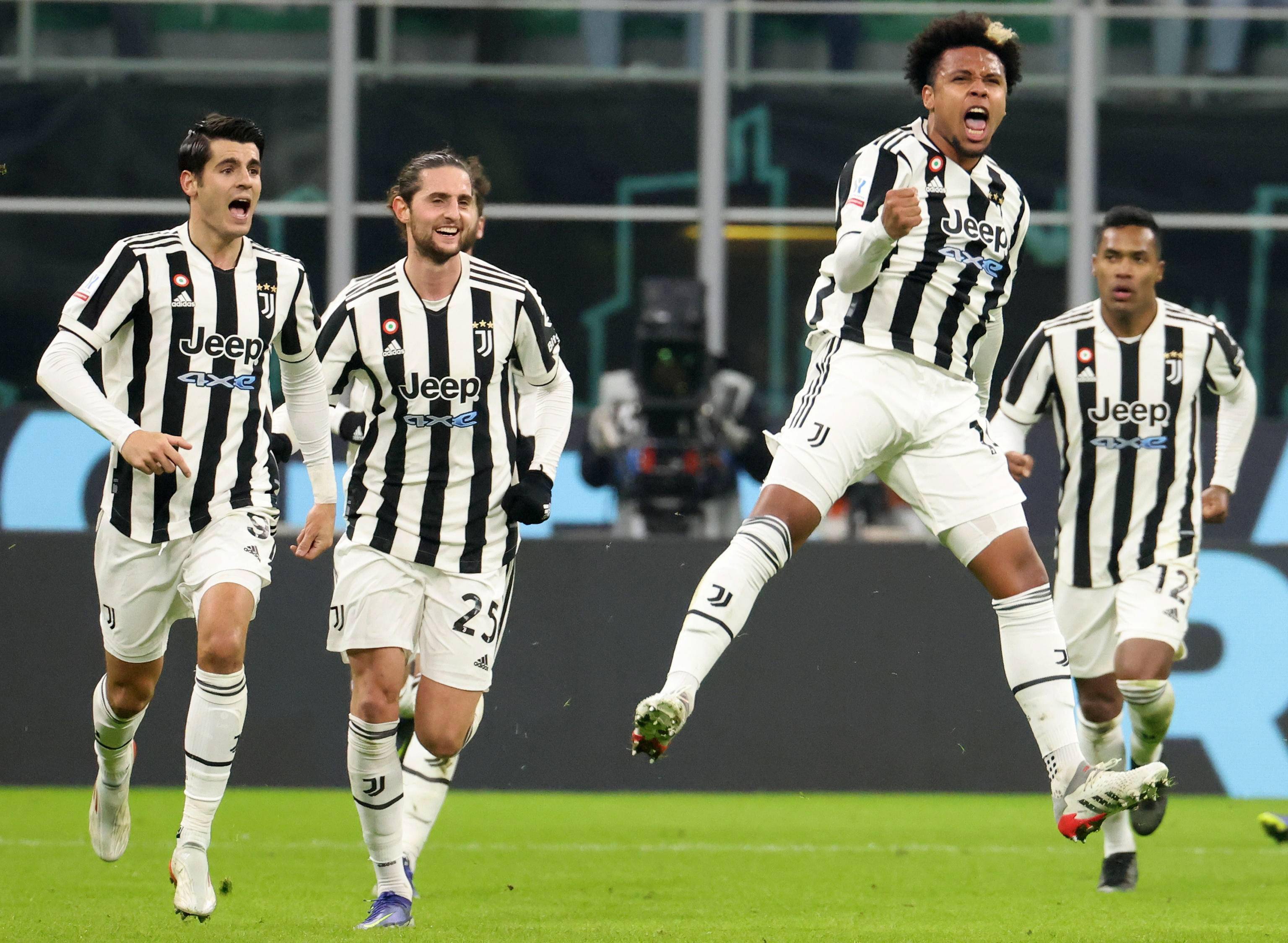 费耶诺德筹划将现有主场升级为下沉式球场，预计能容纳5.6万人（费耶诺德拟将现主场改造为下沉式球场，预计可容纳约5.6万人）