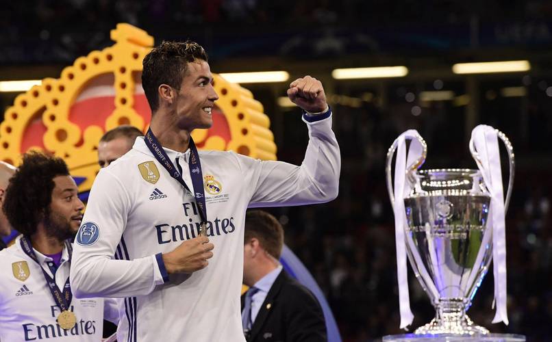 莱万：我经常带伤上场，肋骨骨折也硬撑；不着急决定未来（莱万称常带伤上阵，肋骨骨折也咬牙坚持；对未来暂不急于决定）