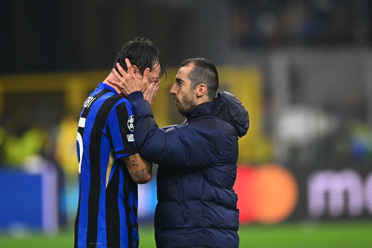 懂球帝足协杯冠军海报：国安是冠军！（懂球帝发布足协杯冠军海报：北京国安加冕！）