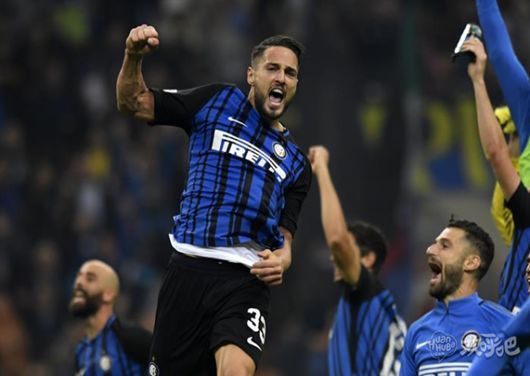 调皮二娃上线，穆勒庆祝夺冠时和25号队友高尔德顶牛假装受伤（二娃又皮了：穆勒夺冠庆祝与25号队友高尔德顶牛扮受伤）