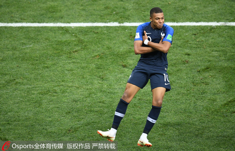 曼联签新中场恐突破1亿转会费大关！曝巨头考察左闸，被誉为德国坎塞洛（曼联追新中场或砸超1亿！曝高层考察左后卫，被誉为德国坎塞洛）