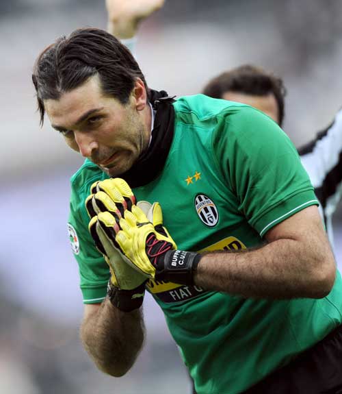 首尔主帅金基东：双线作战让球员们在体能上面临不小的挑战（首尔主帅金基东：双线赛程给球员体能带来不小压力）