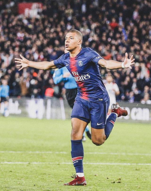 记者：曼联和切尔西有意桑德兰中场萨迪基，蓝军已经询价（记者：切尔西已询价桑德兰中场萨迪基，曼联也在关注）