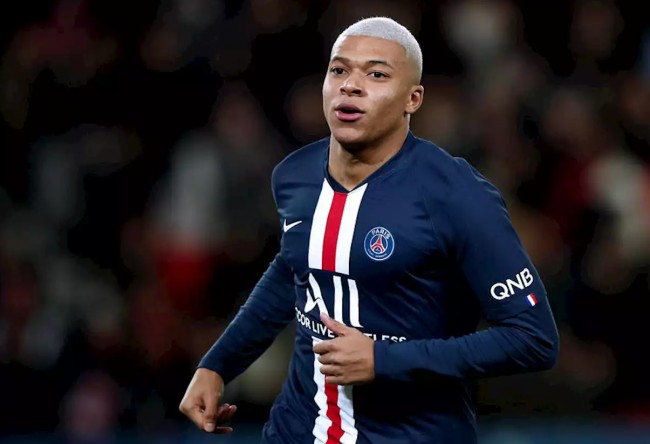 杜兰特关键中投命中，全场欢呼（杜兰特关键中距离一击命中，引爆全场）