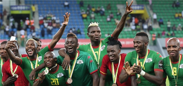 金州勇士在主场134-117击败犹他爵士，终结三连败，展现强大韧性与高效进攻。（勇士主场134-117力克爵士，止三连败，展现韧性与高效火力）