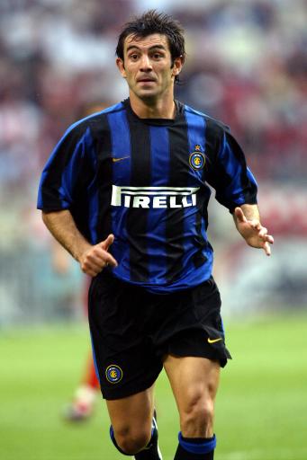 这队的高位逼抢太窒息了（这支球队的前场压迫让人喘不过气）